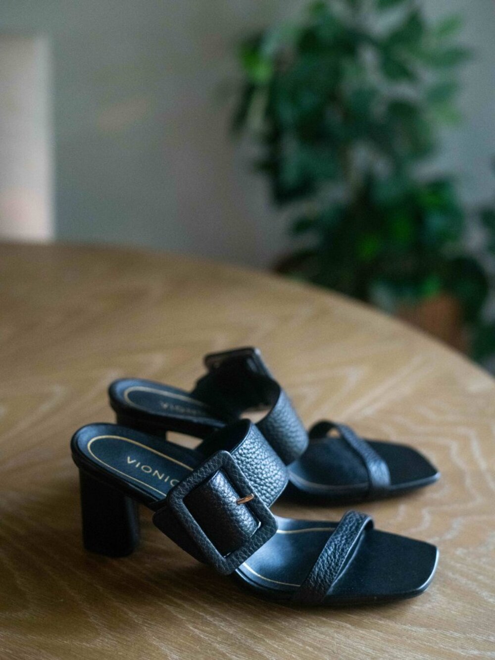 Vionic Brookell Heeled slide sandals 6.5 black pebbled leather Slip On heels